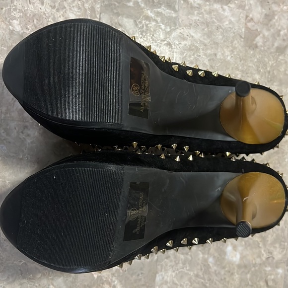 Black velvet 5 inch heel with Gold Spikes - Picture 4 of 6